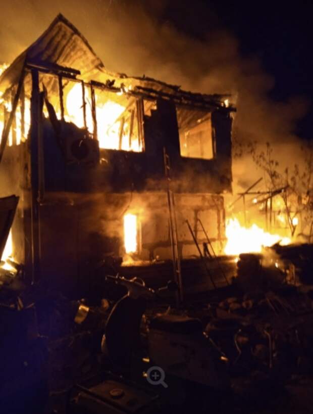 В Севастополе во время пожара в двухэтажном частном доме заживо сгорела 7-летняя девочка