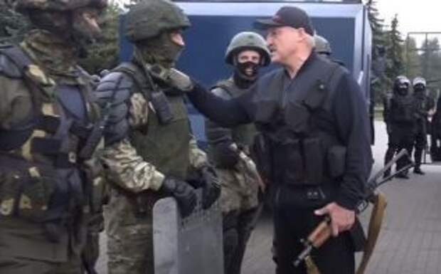 Беларусь: президент вместе с сыном одели бронежилеты и взяли в руки оружие