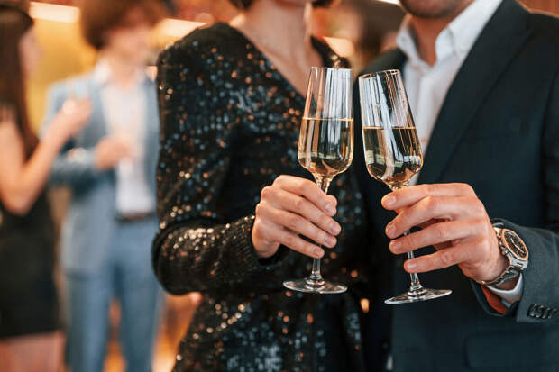 Эксперт Баликоева: в морозилке бутылка шампанского может лопнуть