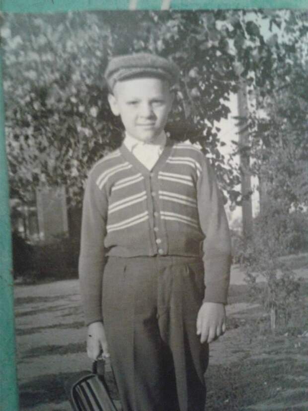 Я, Толя Ермаков, иду из школы. Сентябрь 1959 года, первый класс, г. Чернигов. Прислал «Анатолий Ермаков».jpg