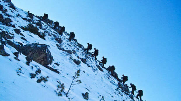 В Армении разведчики ЮВО осваивают мастерство альпинизма под наблюдением беспилотников
