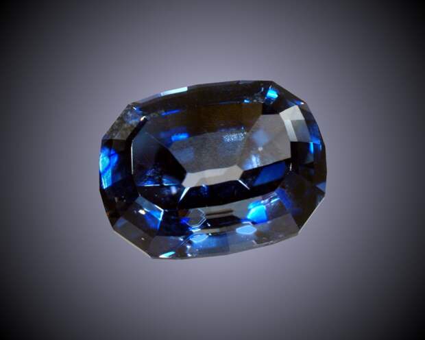 синий драгоценный камень Бенитоит фото
