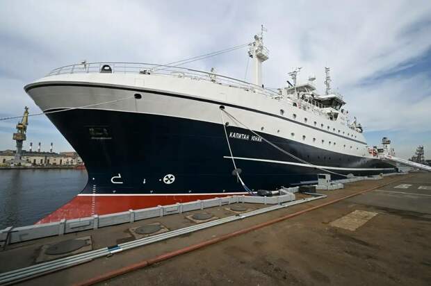 Поляков: на рыболовном траулере "Капитан Юнак" подняли триколор