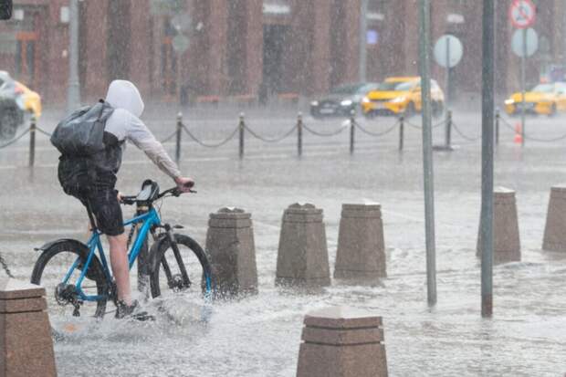 Ливень в Москве затопил курилку Госдумы