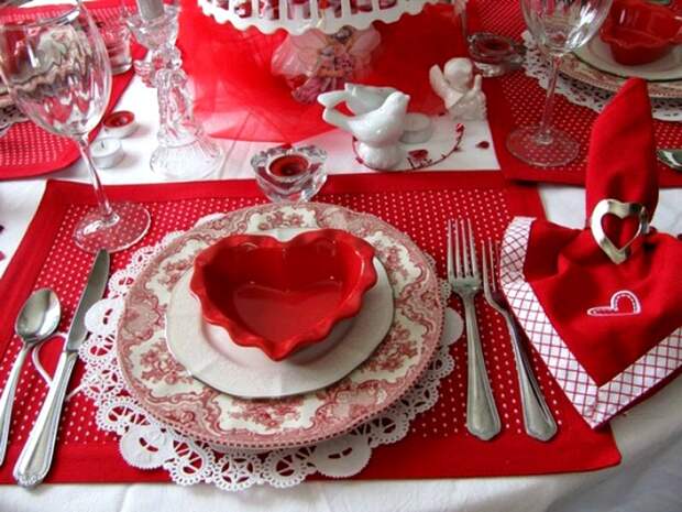 red-and-white-valentines-day-table-settings-with-heart-shape-plate