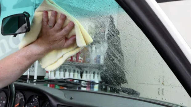 Что категорически нельзя делать, если запотели окна в автомобиле