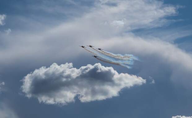 Yak_52_and_Yak_54_of_'First_fly'_aerobatic_team_during_'Nebo_2022'.jpg Yak_52_and_Yak_54_of_'First_fly'_aerobatic_team_during_'Nebo_2022'.jpg
