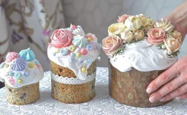 Нарядные куличи с декором на столе