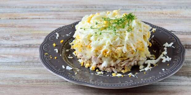 Простой рецепт салата с курицей, картошкой, яйцами, сыром и маринованным луком