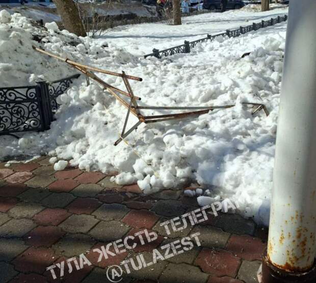 В Туле на Первомайской снег с крыши снес ограждение и водосток