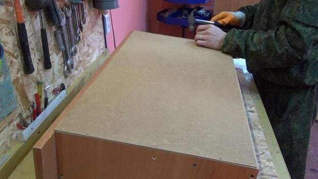 Забиваем нижнюю часть полочки