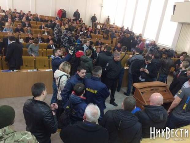В сессионный зал зашло около 50 активистов В сессионный зал зашло около 50 активистов