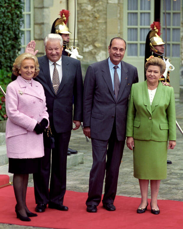 Президент России Борис Ельцин и глава Франции Жак Ширак с супругами у замка Рамбуйе. 