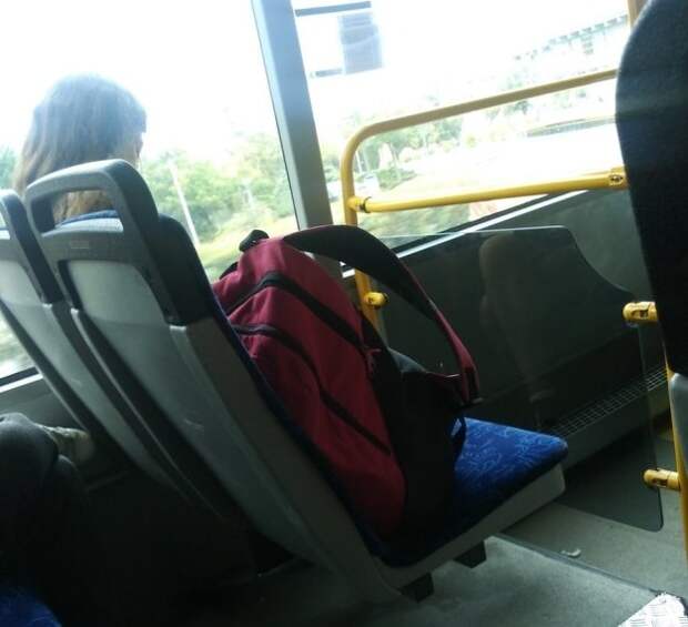 Лицо пассажирской национальности, которое "забило" место для своей сумки люди, транспорт