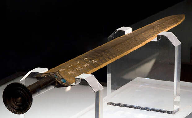 Меч Гоуцзяня В 1965 году при вскрытии одной из древних китайских гробниц археологи нашли удивительный меч. Его клинок не тронула ржавчина, несмотря на окружающую сырость. Один из археологов чуть не потерял палец, проверяя остроту заточку. Радиоуглеродный анализ показал, что мечу уже 2,5 тысячи лет. Владельцем клинка историки склонны считать Гоуцзяня — одного из легендарных ванов царства Юэ.