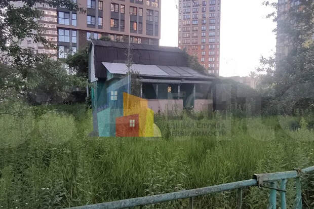 В Туле за 4,2 млн рублей продают скандальный дачный участок внутри ЖК