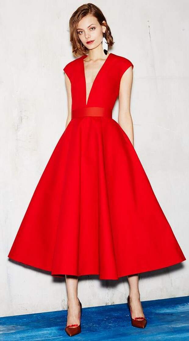 Красное платье с расклешенной юбкой