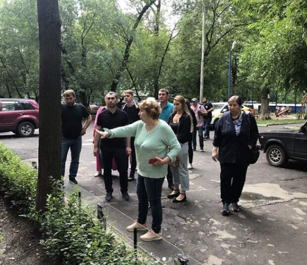 Глава управы района посетил два двора во время обхода территории
