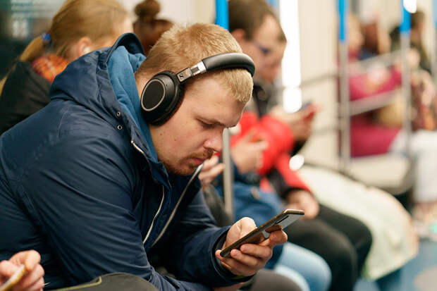 Врач предупредила о скрытых рисках привычки слушать музыку в метро