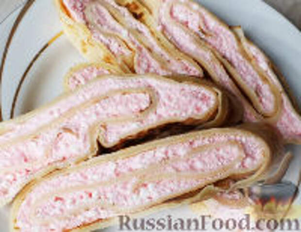 Фото к рецепту: Блинный рулет с творогом