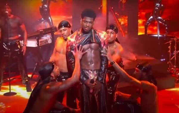 4. Во время телевизионного выступления в программе Saturday Night Live в прямом эфире у рэпера Lil Nas X порвались штаны спереди. Поэтому до конца песни он держал руку с микрофоном внизу, загораживая прореху 4. Во время телевизионного выступления в программе Saturday Night Live в прямом эфире у рэпера Lil Nas X порвались штаны спереди. Поэтому до конца песни он держал руку с микрофоном внизу, загораживая прореху