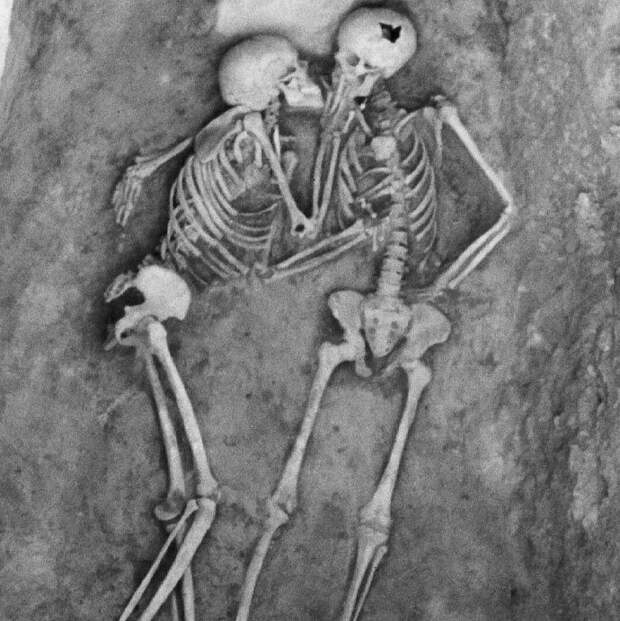 17. Настоящая любовь длится вечно - поцелуй длиною в 6 тысяч лет, обнаруженный во время строительных работ в Иране, 1972 г. архивные фотографии, интересно, исторические кадры, история, познавательно, старые кадры, старые фото, факты
