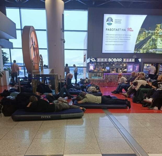 Пассажиры из Приморья застряли в Шереметьево: сутки ожидания и ночёвка на полу