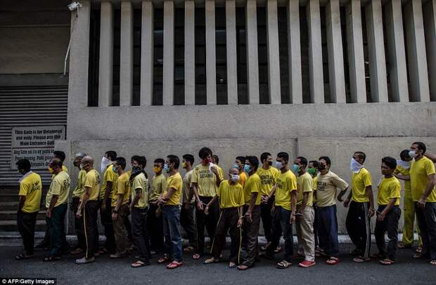 36B8348700000578-3715617-Pictured_in_their_regulation_yellow_shirts_inmates_queue_up_to_a-a-119_1469859324325