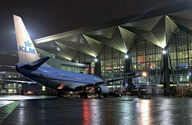 В Петербурге затопило аэропорт, рейсы в Москву откладываются