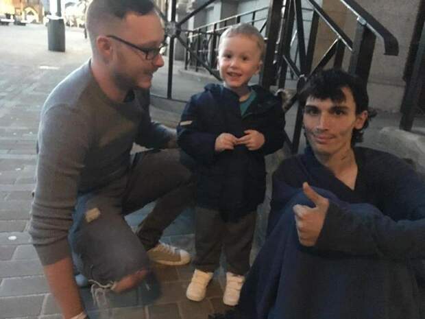 Юный благодетель: 2-летний мальчишка решил помогать бездомным, и родители поддержали его стремление