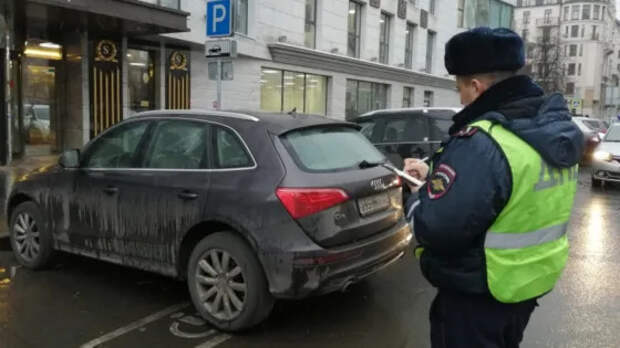 ГИБДД разрешила всем парковаться на инвалидном месте, если разметка есть, а знака нет