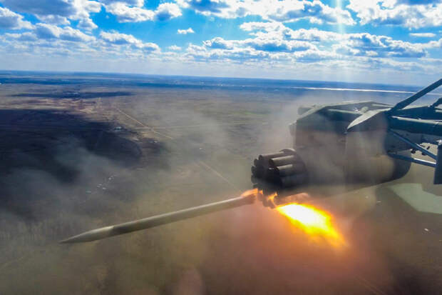 Экипажи ВТА на вертолетах Ми-8 выполнили стрельбу и пуски ракет на полигоне в Оренбургской области