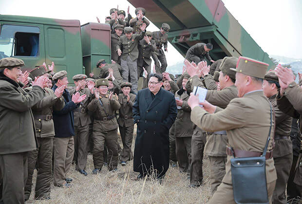 Ким Чен Ын и восторженные военнослужащие. 4 марта 2016