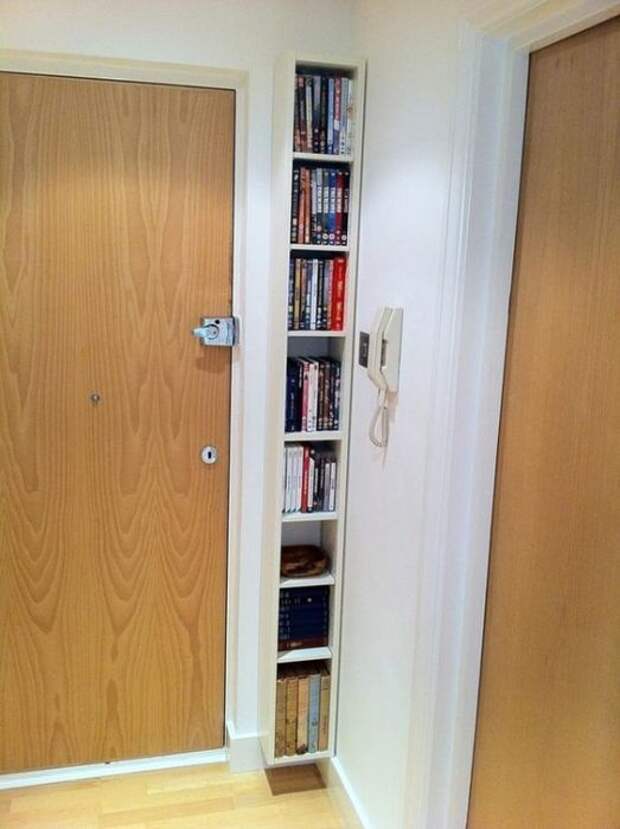 Угловая книжная полка возле входной двери позволяет эффективно использовать пространство в прихожей.