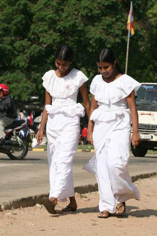 Форма шри. Школьная форма в Шри Ланке. Школьная форма Шри Ланка. Африканские медсестры. Школьная форма в ШРИЛАНКИ.