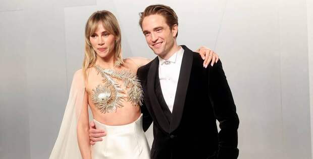 Жена Роберта Паттинсона прикрыла голую грудь перьями на афтепати «Оскара»