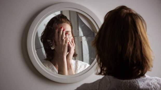 Силы уходят на поддержание образа: как ведет себя человек с нарциссической травмой