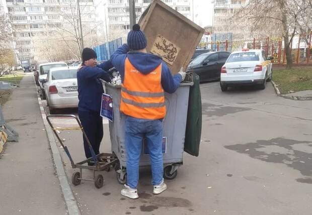 Переполненную контейнерную площадку освободили от мусора в 1-ом Краснокурсантском проезде