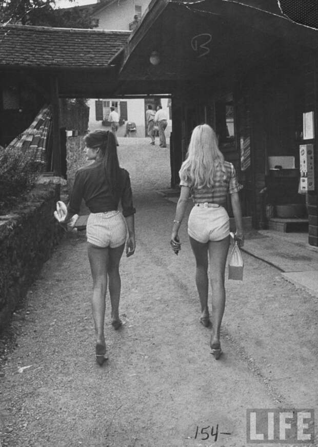 Джейн Биркин и Брижит Бардо прогуливаются, 1970-е