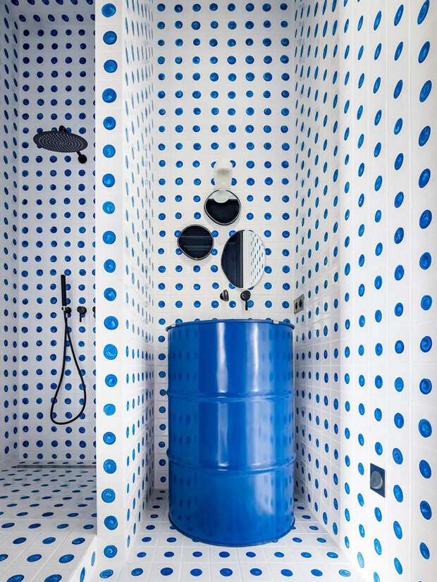 Маленькая, узкая, без окон… Ванные комнаты в наших квартирах иногда кажутся безнадежными