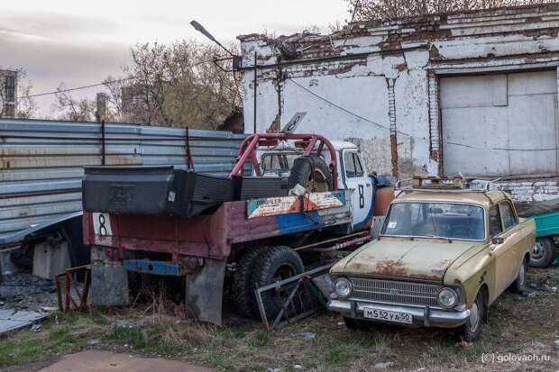 Но, вишенкой на торте этого места, является старый, всеми забытый спортивный автомобиль ГАЗ. ГАЗ-51, авто, автомобили, автоспорт, грузовик, заброшенные автомобили, находка
