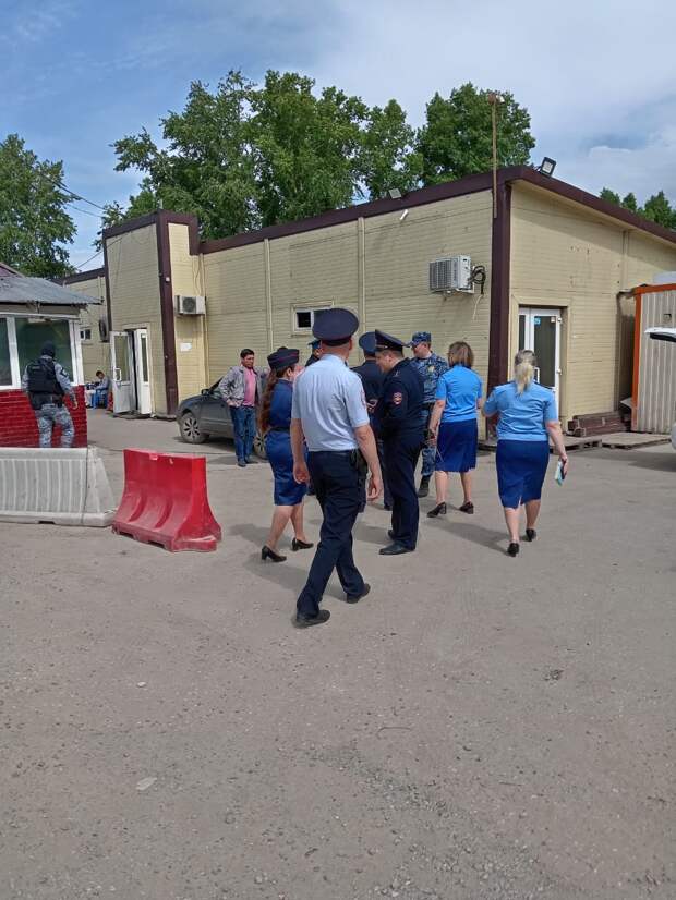 25 мигрантов с Хилокского рынка отвезли в военкоматы Новосибирска
