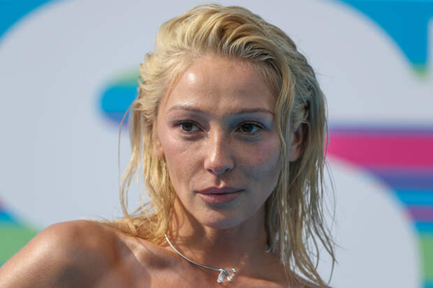 Ивлеева показала фото в блестящих трусах со словами «хочется пококетничать»