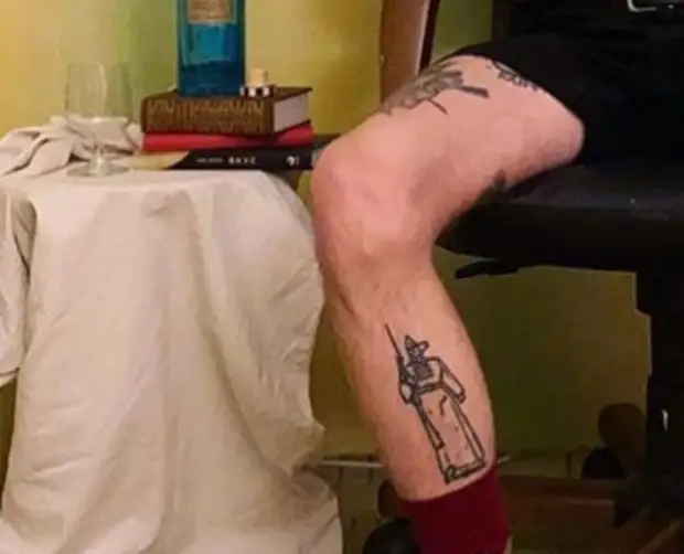 Ставрополец набил на ноге тату памятник солдату для выражения патриотических чувств