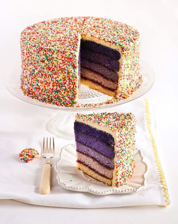 Сколько время в торте. Цветные коржи. Коржи с цветной посыпкой внутри. Корж easy Cake. Myka торты.