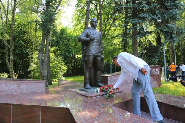 Возложение цветов к отреставрированному памятнику / Фото: Александр Чикин
