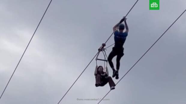 Девушка застряла на зиплайне в Лужниках