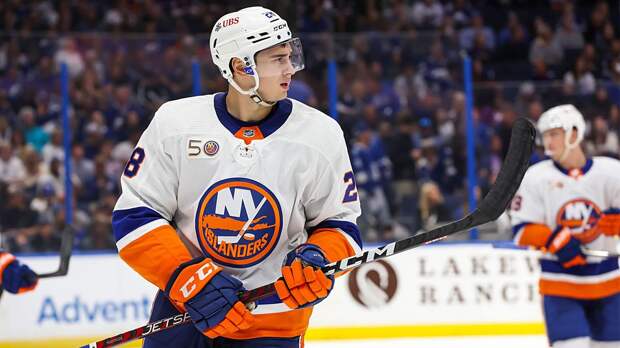 Российский защитник «Айлендерс» Романов возобновил тренировки на льду после операции