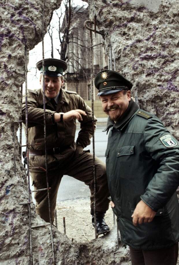 Пограничник ГДР и полицейский ФРГ у Берлинской стены, 1990 год