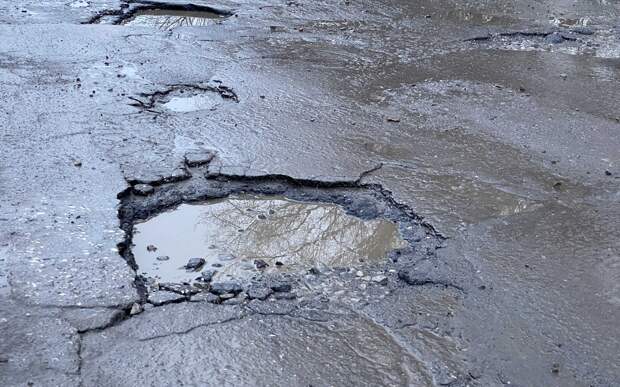 Рязанцу выплатят компенсацию за повреждение машины из-за ямы